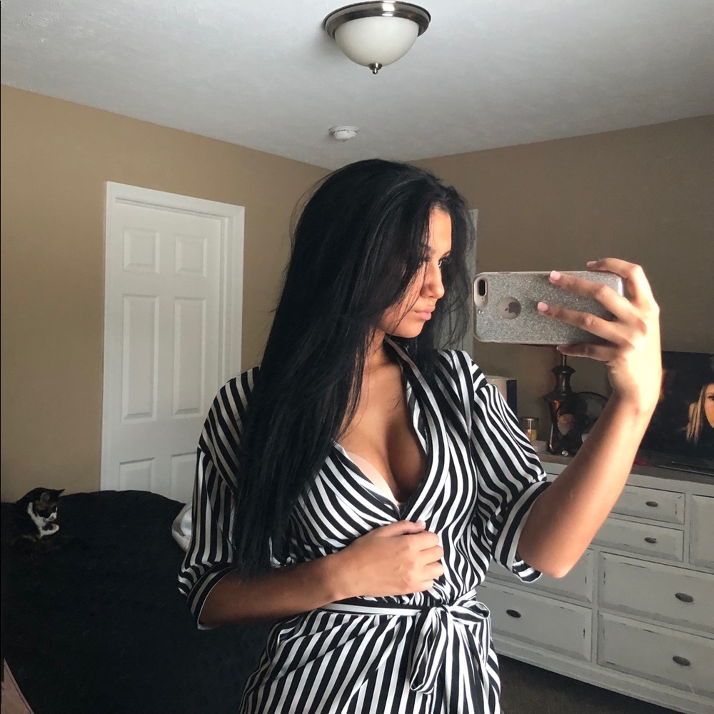 FOREVER 21 BLACK STRIPED MINI ROBE SIZE S
